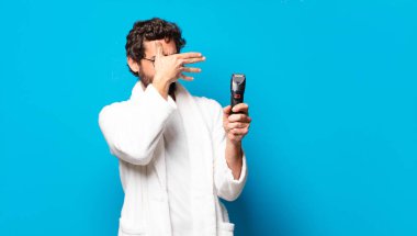 # Genç çılgın sakallı adam # # Bornoz giymiş, tıraş oluyor #