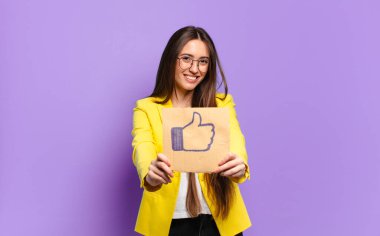 Sosyal medyayı sembol gibi kullanan bir iş kadını.