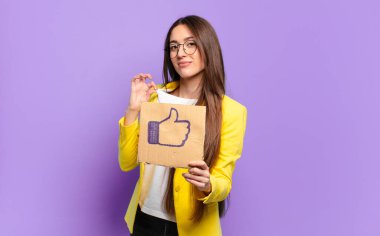 Sosyal medyayı sembol gibi kullanan bir iş kadını.