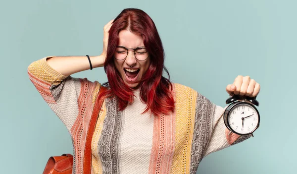 Hübsche Studentin Mit Wecker — Stockfoto