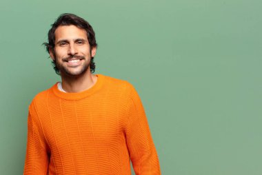 Kopya alanı olan yakışıklı Hintli genç adam.