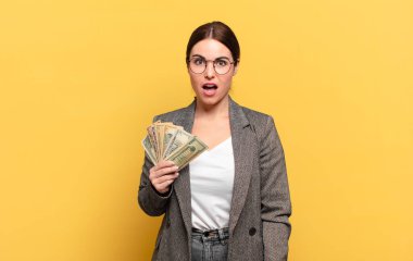 Genç ve güzel bir kadın şok olmuş ya da şaşırmış görünüyor, ağzı açık bir şekilde 