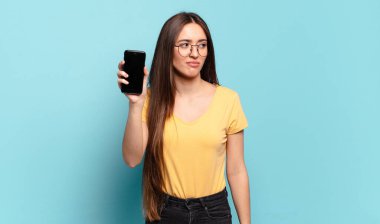 Genç, güzel bir kadın üzgün, üzgün ya da kızgın ve olumsuz bir tavır takınıyor, anlaşmazlık içinde kaşlarını çatıyor.