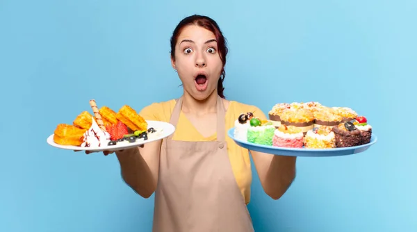Pretty Bakery Employee Woman Waffles Cakes — Stock Photo, Image
