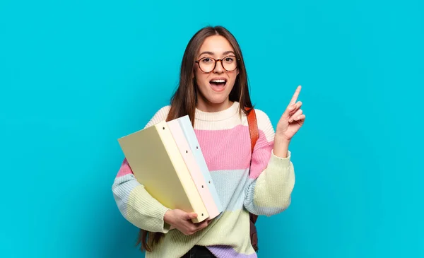 Joven Bonita Mujer Mirando Emocionado Sorprendido Señalando Lado Hacia Arriba —  Fotos de Stock