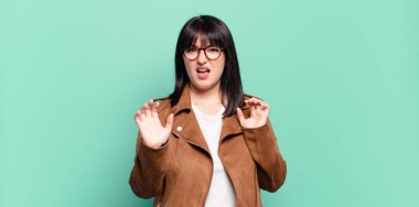 Ayrıca boyut olarak güzel bir kadın korkuyla geri çekiliyor, korku ve panik içinde çığlık atıyor ve bir kabusa tepki veriyor.