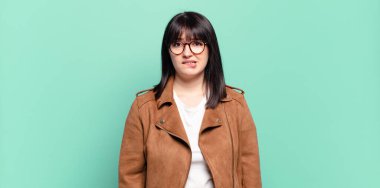 Artı, boyut olarak güzel bir kadın, hangi seçeneği seçeceğine karar veremiyor. Sorunu çözmeye çalışıyor.