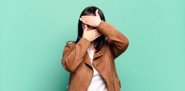 Artı, iki eliyle yüzünü örten güzel bir kadın kameraya hayır diyor! Resimler reddediliyor ya da yasaklanıyor