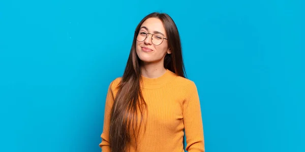 Jong Vrij Casual Vrouw Zoek Gelukkig Vriendelijk Glimlachen Knipperen Een — Stockfoto