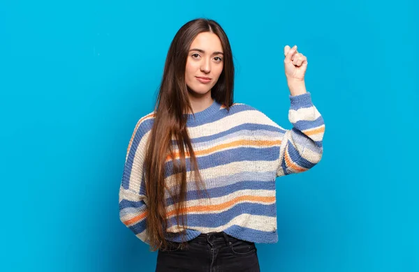 Joven Mujer Bastante Casual Sintiéndose Seria Fuerte Rebelde Levantando Puño —  Fotos de Stock