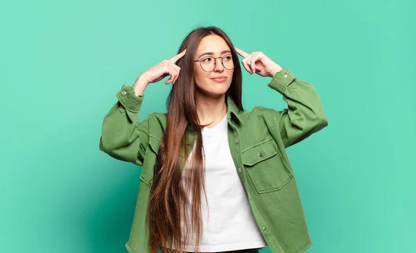 Jong Vrij Casual Vrouw Voelt Zich Verward Twijfelen Concentreren Een — Stockfoto