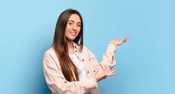 Ung Ganska Avslappnad Kvinna Ler Stolt Och Tryggt Känner Sig — Stockfoto