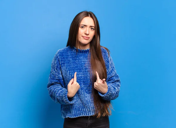 Młoda Ładna Kobieta Casual Wskazując Siebie Mylić Quizzical Wygląd Zszokowany — Zdjęcie stockowe