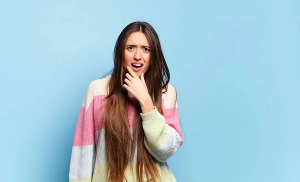 Giovane Bella Donna Casual Con Bocca Gli Occhi Spalancati Mano — Foto Stock