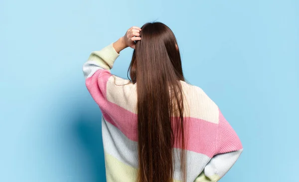 Ung Ganska Avslappnad Kvinna Känner Sig Aningslös Och Förvirrad Tänker — Stockfoto