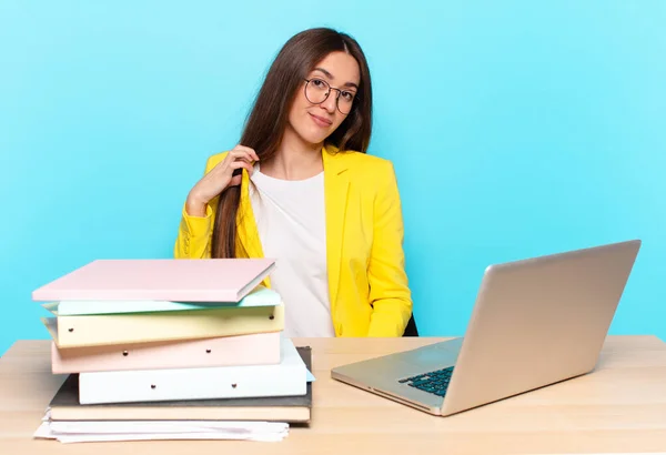 Joven Bonita Mujer Negocios Buscando Arrogante Exitoso Positivo Orgulloso Apuntando — Foto de Stock