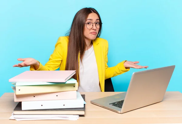 Young Pretty Businesswoman Feeling Clueless Confused Having Idea Absolutely Puzzled — Fotografia de Stock