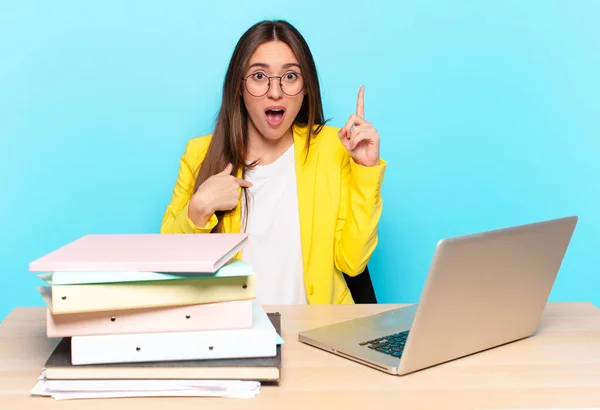 Joven Bonita Mujer Negocios Sintiéndose Orgullosa Sorprendida Apuntando Misma Con — Foto de Stock