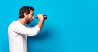 Dürbünlü genç, çılgın sakallı adam.