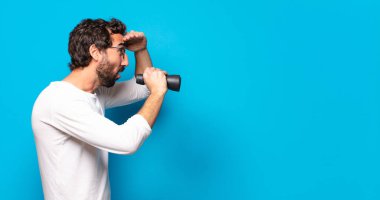 Dürbünlü genç, çılgın sakallı adam.