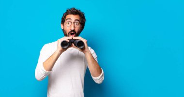 Dürbünlü genç, çılgın sakallı adam.