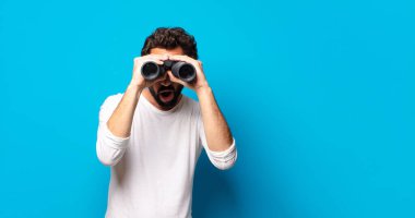 Dürbünlü genç, çılgın sakallı adam.