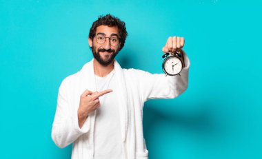 Bornoz ve çalar saat takan genç çılgın sakallı adam.