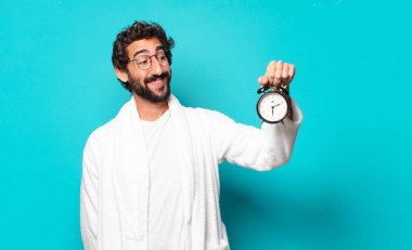 Bornoz ve çalar saat takan genç çılgın sakallı adam.