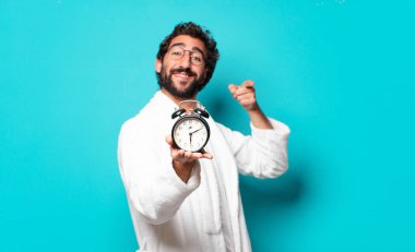 Bornoz ve çalar saat takan genç çılgın sakallı adam.