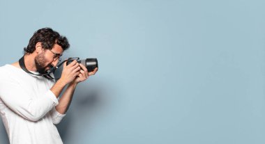 Genç çılgın sakallı fotoğrafçı.
