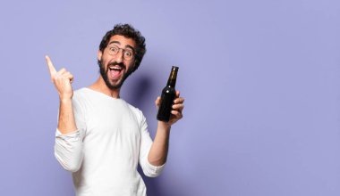 Genç çılgın sakallı adam birayla