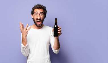 Genç çılgın sakallı adam birayla