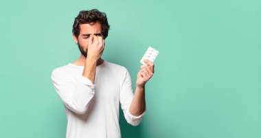 Hap tabletli çılgın sakallı genç adam.