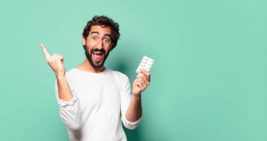 Hap tabletli çılgın sakallı genç adam.