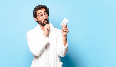 Genç çılgın sakallı adam