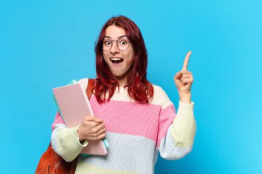 Mavi arka planda güzel bir öğrenci kadın.