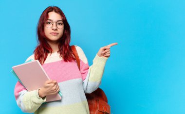 Mavi arka planda güzel bir öğrenci kadın.