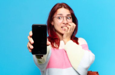 Telefonunu kullanan güzel öğrenci kadın.