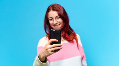 Telefonunu kullanan güzel öğrenci kadın.