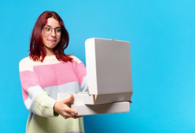 Pizza kutularını götüren güzel kadın.