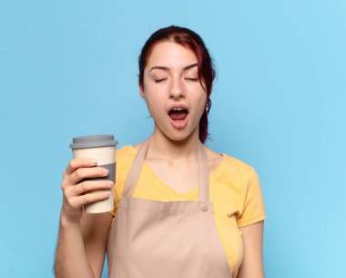 Kahveli güzel bir kadın.