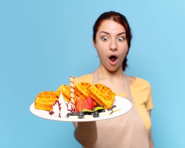 Pasta ve gözlemeleri olan güzel bir fırın çalışanı.