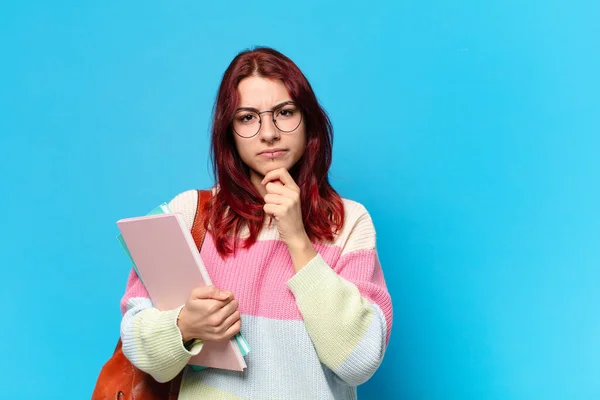 青を背景にした可愛い学生女性 — ストック写真