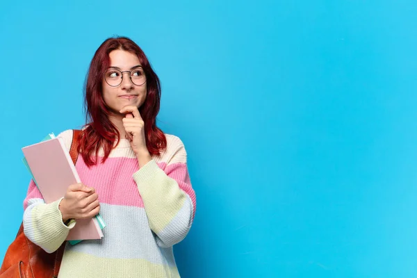 Mujer Estudiante Bonita Sobre Fondo Azul —  Fotos de Stock