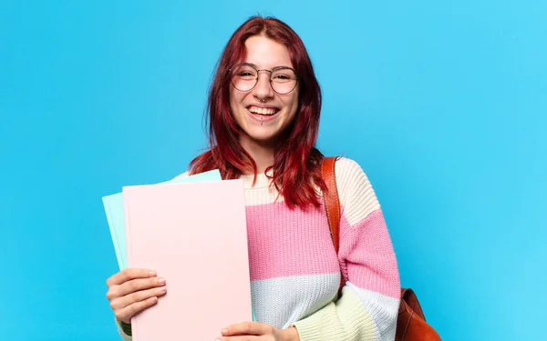 青を背景にした可愛い学生女性 — ストック写真