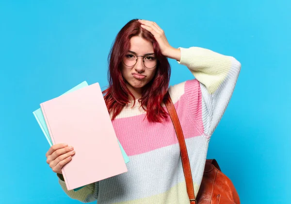 Mujer Estudiante Bonita Sobre Fondo Azul —  Fotos de Stock