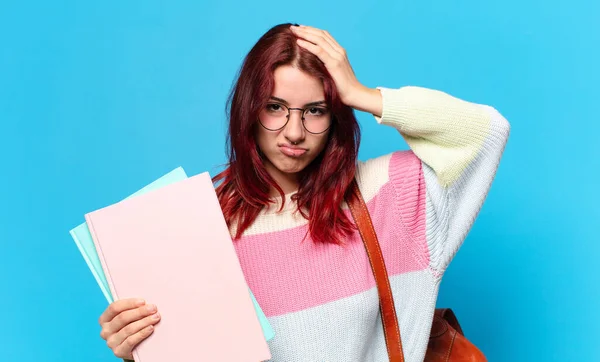 Mujer Estudiante Bonita Sobre Fondo Azul —  Fotos de Stock