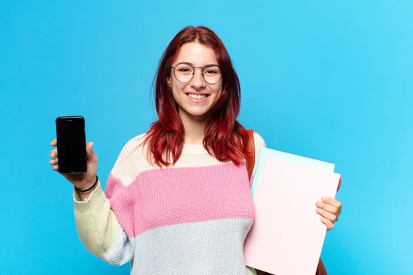 Söt Elev Kvinna Som Visar Sin Mobilskärm — Stockfoto