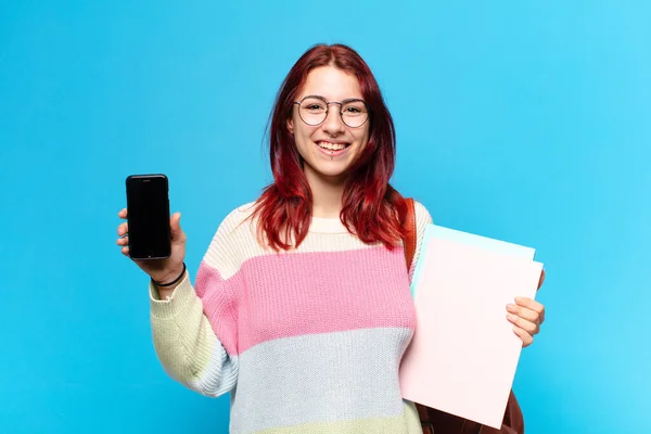 Söt Elev Kvinna Som Visar Sin Mobilskärm — Stockfoto