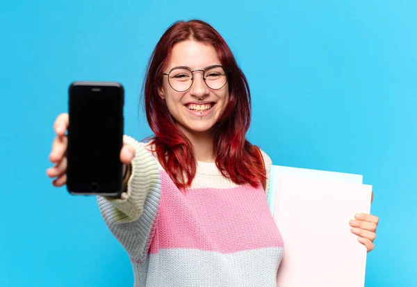 Söt Elev Kvinna Som Visar Sin Mobilskärm — Stockfoto